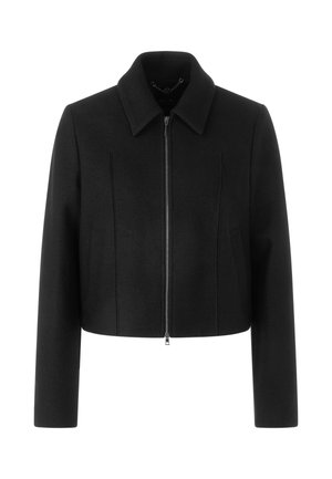 Schwarze, cropped Jacke aus glattem Stoff, mit einem kragenlosen Ausschnitt, vorderem Reißverschluss und vertikalen Nahtdetails am Oberkörper.