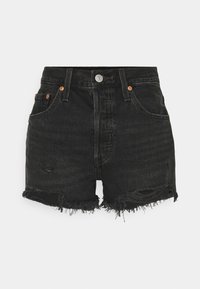 Pantalones cortos de mezclilla negra con dobladillo deshilachado, detalles desgastados, diseño de cinco bolsillos y cierre de botón plateado. Altura de cintura estándar.