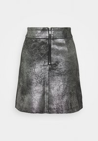 Gonna mini grigia metallizzata con una texture liscia, dotata di chiusura frontale con zip e modesti motivi in rilievo sulla superficie.