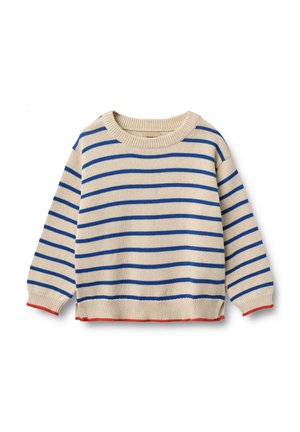 Pruhovaný svetr v béžové barvě s modrými pruhy a červenými akcenty. Má kulatý výstřih a volný střih, vyrobený z měkkého pleteného materiálu.