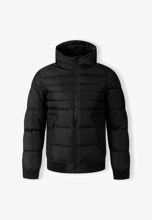 Mustmustal must jacket, mille ees lukuga, kapuutsiga ja soonikkäised. Omab horisontaalset tikkimist ning kahte küljetaskut.