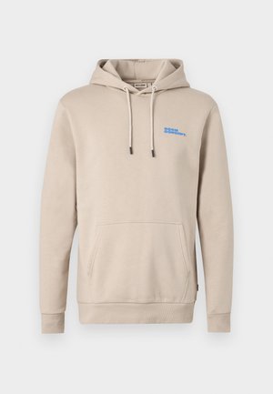 Beżowa bluza z kapturem wykonana z miękkiego materiału, wyposażona w przednią kieszeń, kaptur z sznurkiem oraz niebieskie logo na klatce piersiowej.