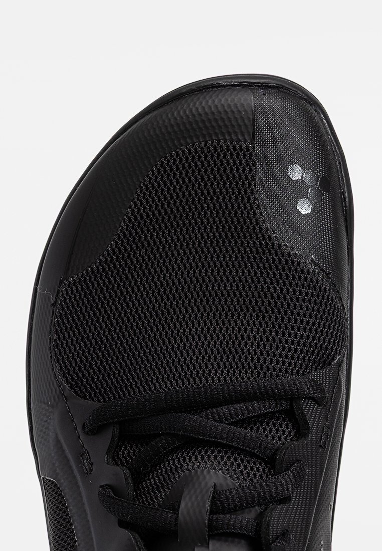 Schwarzer Sportschuh mit einer strukturierten Mesh-Oberfläche, einer glatten synthetischen Zehenkappe und dezenten reflektierenden Akzenten. Mit Schnürsenkeln und gepolstertem Kragen.