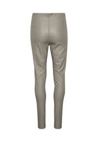 Leggings ajustés et taille haute en simili cuir gris clair avec une texture lisse, jambes fuselées et détails de coutures le long des coutures.