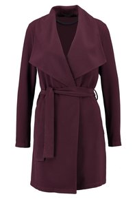 Burgundowa płaszcz kopertowy z opadającym kołnierzem, długimi rękawami i paskiem w talii. Wykonany z gładkiego materiału bez widocznych wzorów.