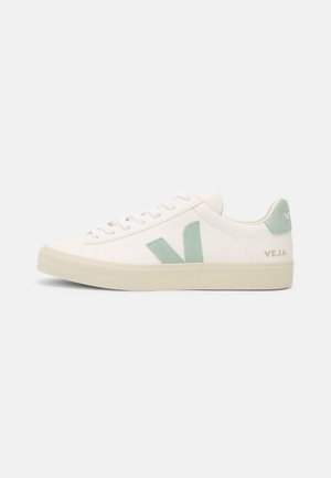 Witte sneaker met mintgroene accenten, een gestructureerde rubberen zool en een tonale "V"-logo aan de zijkant. Veterluiting. Gemaakt van veganistisch leer.