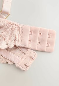 Ljust rosa spets-bh-band med texturerad tyg, justerbara band och tre rader knäppningar för passformjustering.