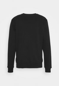 Sort sweatshirt med rund hals, lange ærmer og ribstrikkede manchetter. Glat tekstur med et enkelt design uden synlige mønstre eller detaljer.