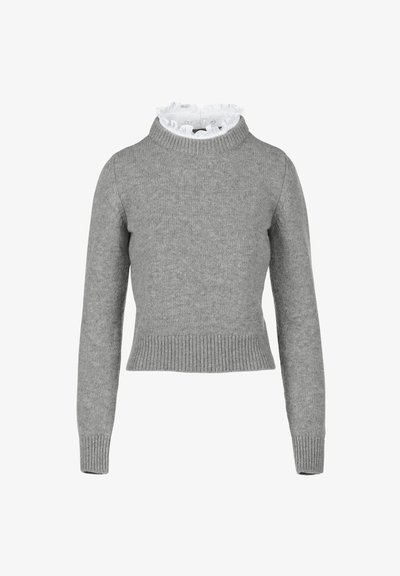 Szürke kötött pulóver hosszú ujjal, amely magas, fodros fehér gallérral, bordázott mandzsettákkal és rövidített szegéllyel rendelkezik. Az anyag sima textúrájú.