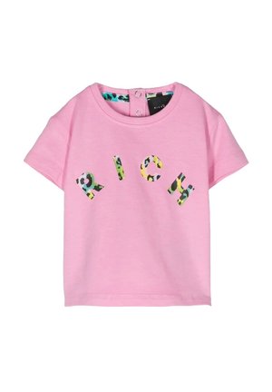 Maglietta per bambini a maniche corte di colore rosa, decorata con lettere bold in stampa leopardata multicolore che formano la parola "RICH" sul davanti. Collo tondo con chiusura a bottoni.