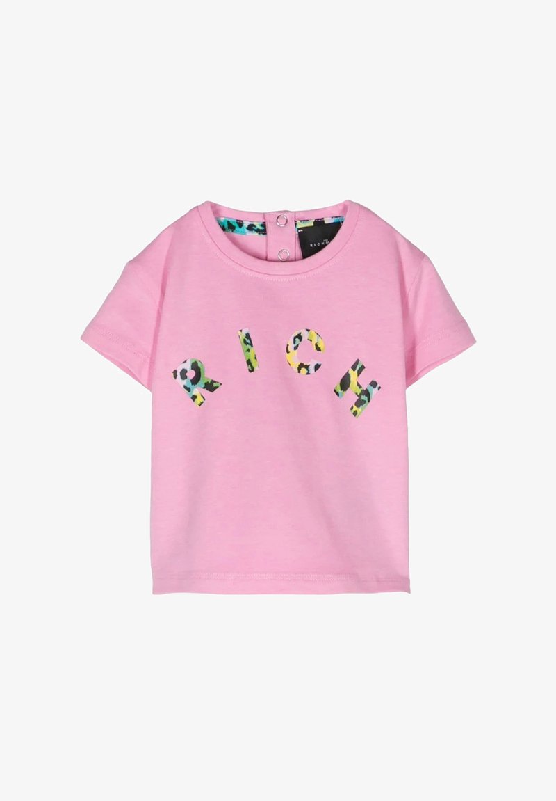 Maglietta per bambini a maniche corte di colore rosa, decorata con lettere bold in stampa leopardata multicolore che formano la parola "RICH" sul davanti. Collo tondo con chiusura a bottoni.