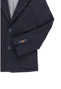 Blazer blu navy in tessuto texturizzato con tasca sul petto, due tasche frontali e dettaglio con tre bottoni sui polsini in blu e arancione.