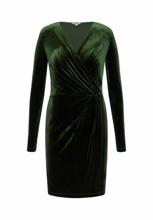 Vestido de terciopelo verde oscuro con mangas largas y diseño cruzado. Presenta plisados visibles y una textura suave en toda la tela.