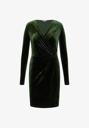 Sötétzöld bársonyruha hosszú ujjakkal és keresztezett fazonnal. Szembetűnő redők és sima textúra jellemzi az anyagot.