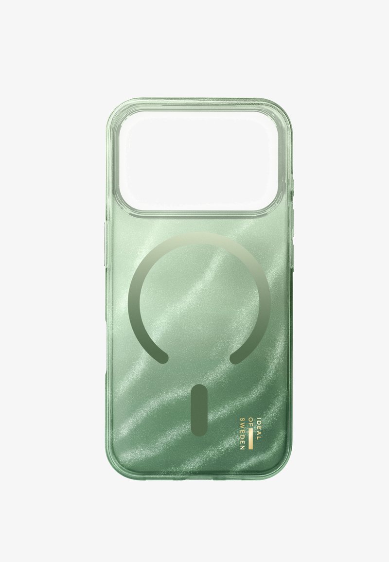 Transparente grüne Smartphone-Hülle mit MagSafe-Kompatibilitätsring und "Ideal of Sweden"-Logo in Gold unten rechts.