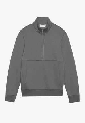 Pullover cinza com fecho de quarto, feito de tecido suave, apresentando um colarinho alto, bolso frontal e punhos canelados. Design simples sem padrões adicionais.