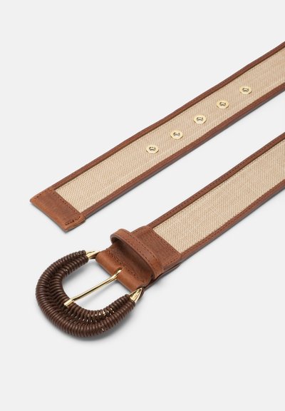 Riem met beige stoffen midden, bruine leren randen, gouden klinknagels en een gebogen donkerbruine omwikkelde gesp met gouden pin op een witte achtergrond.