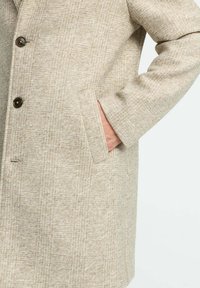 Béžový vlnený kabát s textúrovaným, kockovaným vzorom, so zárezovým golierom, dvoma gombíkmi a bočnými vreckami. Mäkký materiál, strihovaný dizajn.