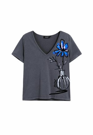 Camiseta gris de manga corta y escote en V, con un diseño colorido de flores en azul y rosa sobre un jarrón, con contornos y detalles en negro.