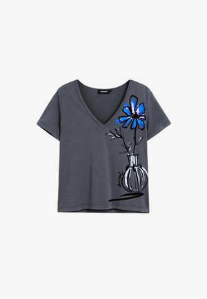 Grijze kortarmige V-hals t-shirt met een kleurrijk bloemenontwerp in blauw en roze tegen een vaas, met zwarte omlijningen en details.