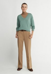 Falconeri ULTRAFINE V-NECK - Strickpullover - dark thyme garment dyed