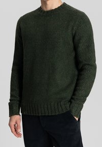 Dunkelgrüner gestrickter Pullover mit einem gerippten Rundhalsausschnitt und strukturiertem Stoff. Verfügt über lange Ärmel und einen gerippten Saum.