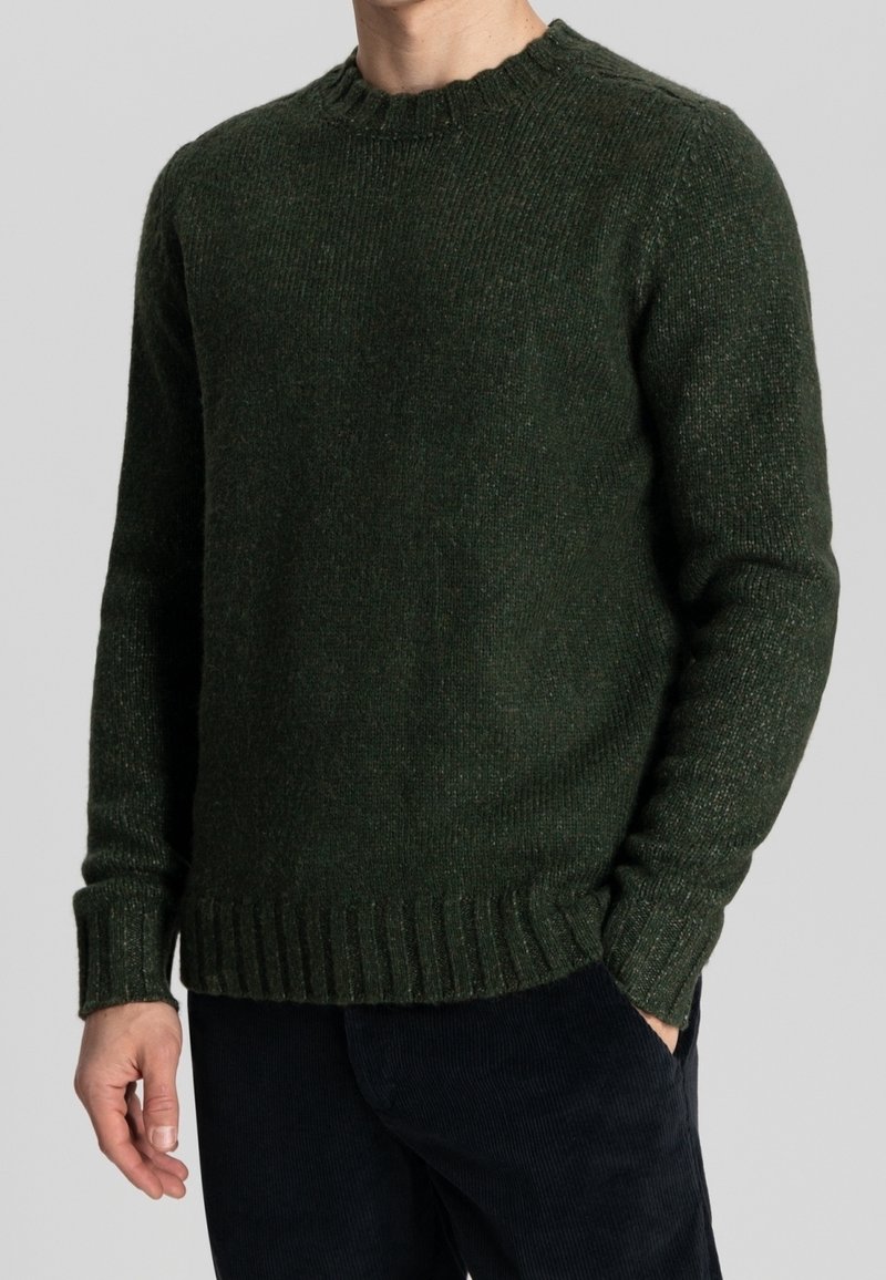 Pull en tricot vert foncé avec un col rond côtelé et un tissu texturé. Il présente des manches longues et un ourlet côtelé.