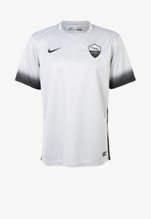 Man draagt een grijs en zwart AS Roma voetbaltenue met zwarte sokken en zwarte zaalschoenen met groene veters, staand op een effen achtergrond.