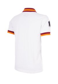 Witte polo met korte mouwen, voorzien van gestreepte manchetten in rood, geel en maroon, en een zwart logo op de linkermouw.