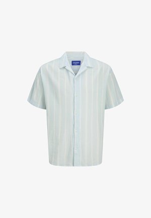 Chemise à manches courtes à boutons, de couleur bleu clair avec des rayures blanches verticales. Fabriquée en tissu texturé, avec un col classique et des boutons espacés.
