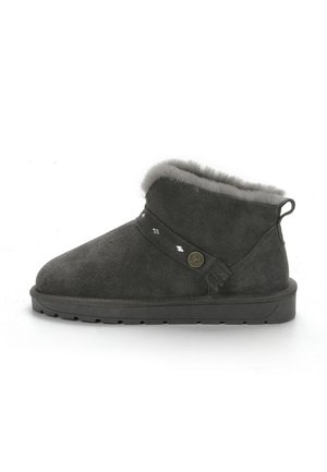 Harmaat mokkajalkineet nilkkapituisilla, faux-fur-vuorilla, koristeellisesti strasseilla varustetulla hihnalla ja teksturoidulla kumipohjalla pitoa varten.