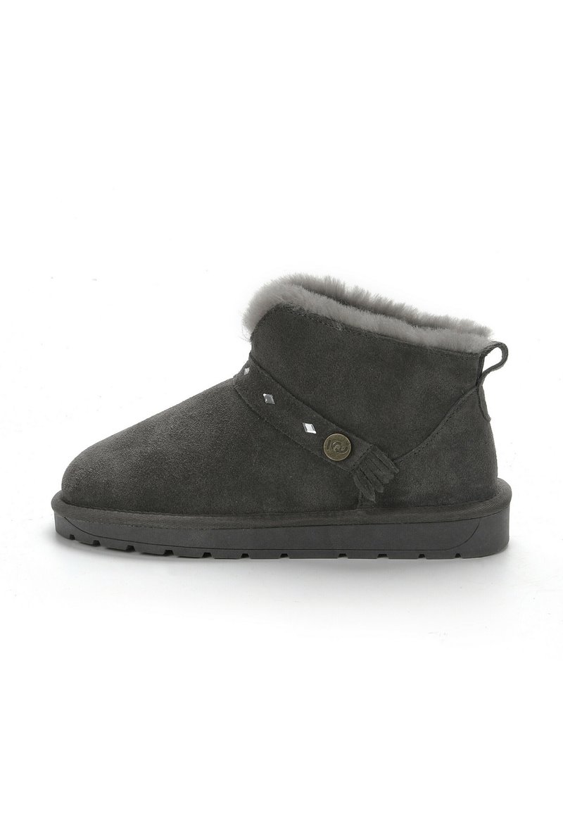 Botas de tobillo de ante gris con forro de piel sintética, correa decorativa con strass y suela de goma texturizada para mayor tracción.