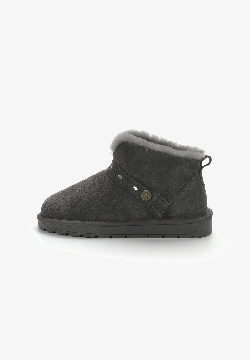 Graue Wildleder-Ankle Boots mit Kunstfellfutter, dekorativem Riemen mit Strasssteinen und einer strukturierten Gummisohle für guten Halt.
