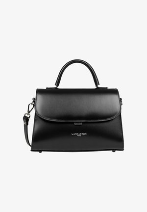 Sac à main en cuir noir au design structuré, avec une poignée supérieure et une bandoulière détachable. Il présente une fermeture à rabat et un détail du logo sur le devant.