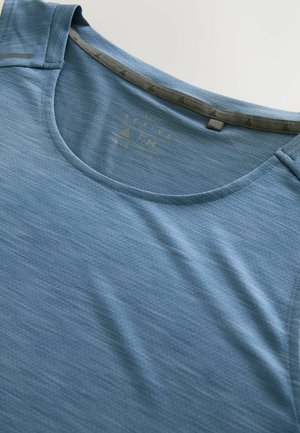 Kék sportfelső kerek nyakkivágással, textúrált anyagból és finom csíkokkal. A gallér belső részén szürke díszítéssel rendelkezik.