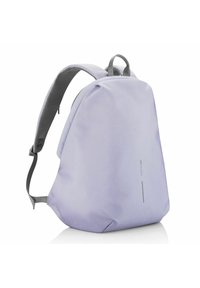 Zaino lilla con un design elegante ed ergonomico; presenta spallacci grigi imbottiti, una maniglia superiore e un branding sottile lungo il lato.