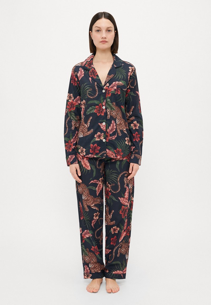 Conjunto de pijama com padrão floral em azul marinho, apresentando uma blusa com botões, gola e mangas longas, acompanhada de calças largas a condizer.