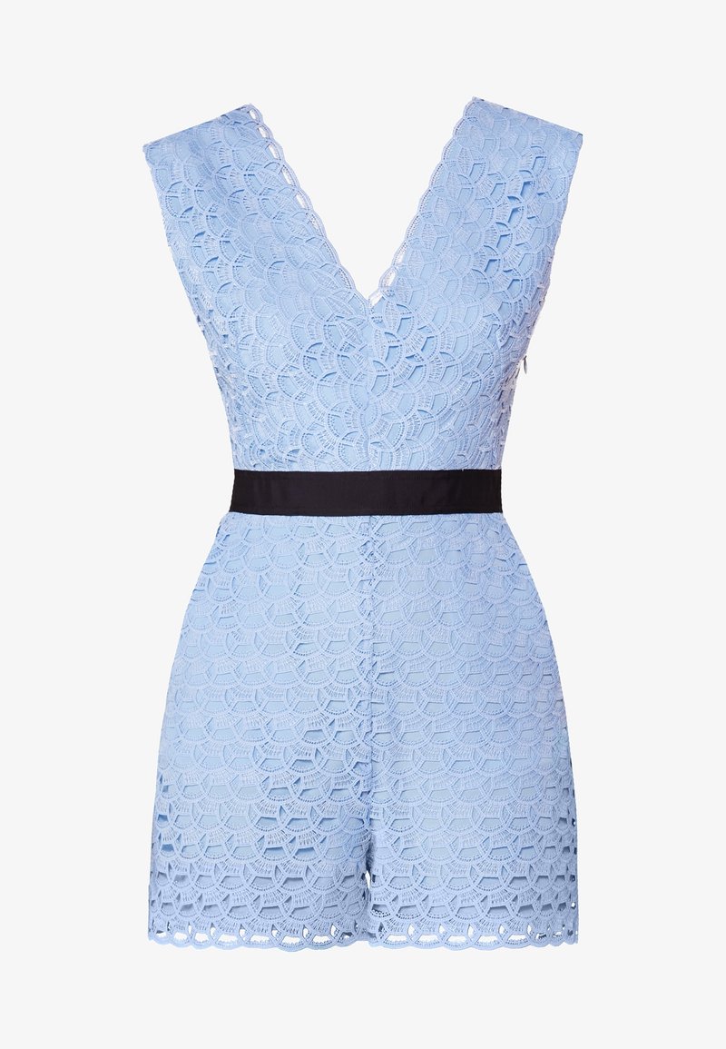Combi-short en dentelle bleu clair avec bords festonnés, décolleté en V profond, design sans manches et taille contrastante noire.