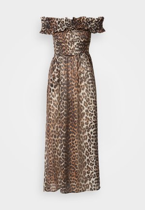 Maxikleid mit Leopardenmuster, schulterfreiem, rüschem Ausschnitt, gerafftem Oberteil und leichtem, transparentem Stoff. Erdtöne dominieren das Muster.