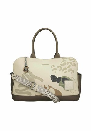 Sac à main beige et marron avec imprimé animal abstrait, double poignée, bandoulière amovible à motif, et un petit pendentif suspendu près de la fermeture éclair.