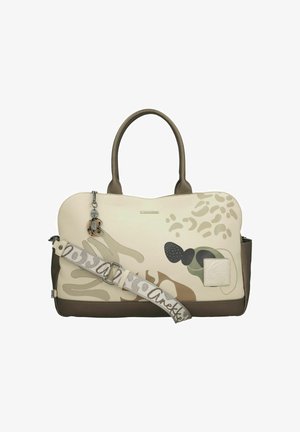 Sac à main beige et marron avec imprimé animal abstrait, double poignée, bandoulière amovible à motif, et un petit pendentif suspendu près de la fermeture éclair.