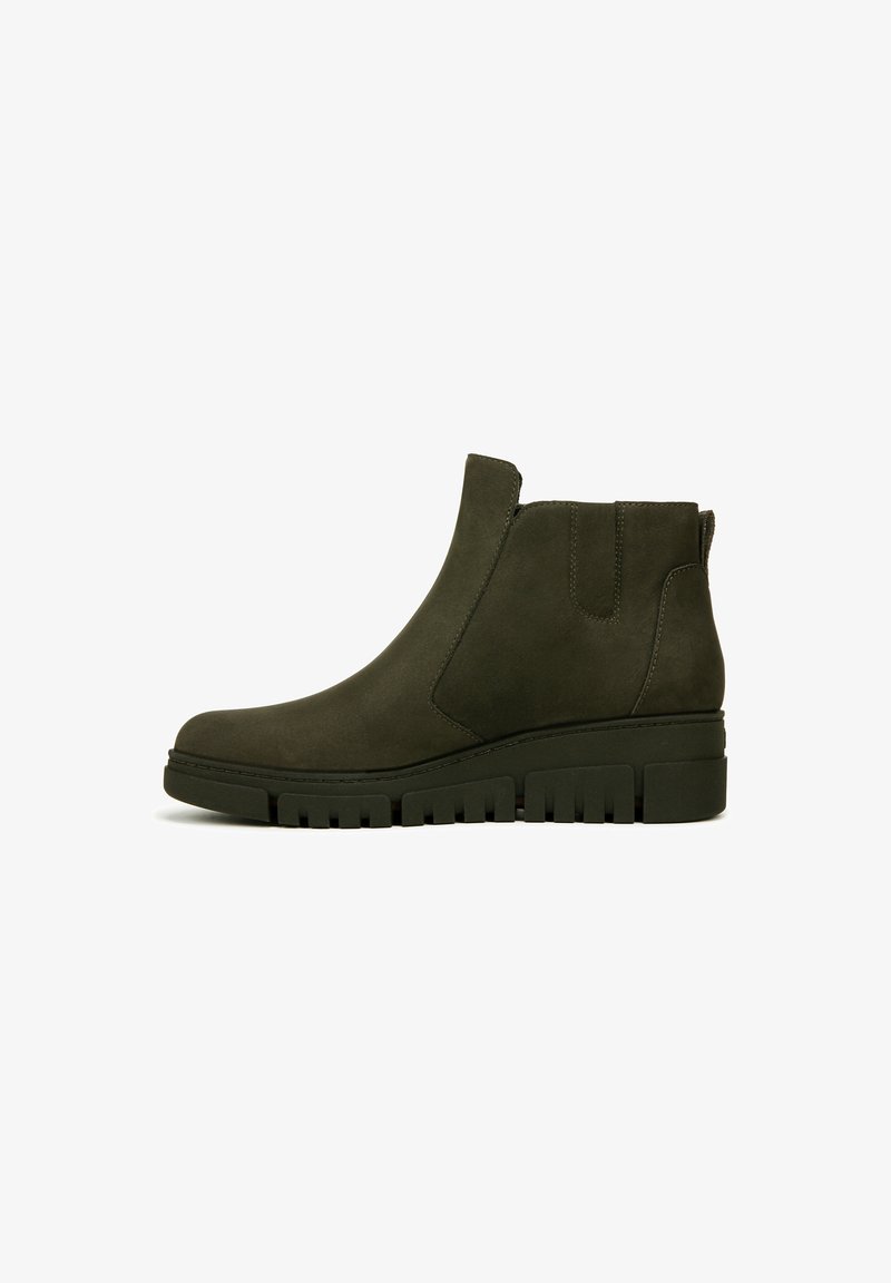 Bottines en suede vert foncé avec des panneaux élastiques sur les côtés, un bout rond et une semelle en caoutchouc texturée avec des rainures profondes pour plus d'adhérence.