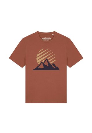 T-shirt à manches courtes couleur rouille avec un graphisme représentant trois montagnes sombres devant un soleil beige rayé.