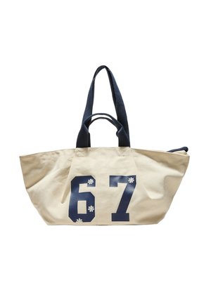 Beige lærredstaske med marineblå håndtag, med store marineblå tal "67" dekoreret med små hvide blomster.