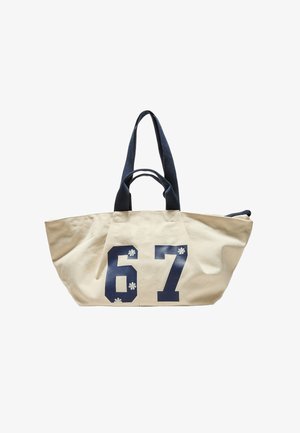 Borsa tote in tela beige con manici blu navy, con grandi numeri blu navy "67" decorati con piccoli fiori bianchi.