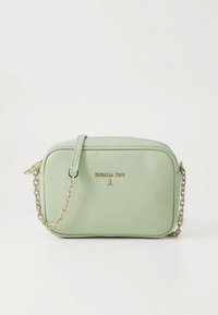 Bolso bandolera de cuero verde menta con cadena dorada. Presenta un cierre de cremallera y un logo en relieve en la parte frontal. Forma rectangular compacta.