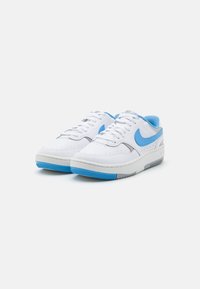 Nike Sportswear GAMMA FORCE - Tenisice - white/university blue/light smoke grey/summit white