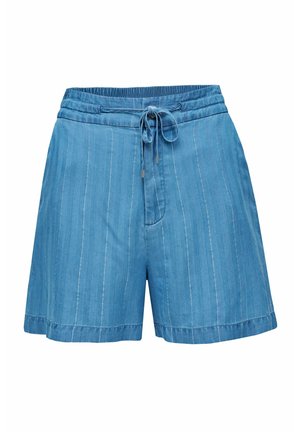 Pantalones cortos de mezclilla en azul claro con rayas blancas verticales, cinturilla elástica con cordón, y un corte relajado con dobladillo enrollado.