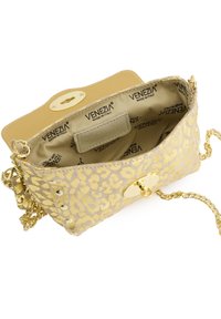 Gold- und beige Tierdruck-Clutch mit einer Kettenriemen, ausgestattet mit einem Klappverschluss und gefüttertem Innendesign mit Markenzeichen. Weiche Textur, dekorative Nieten.