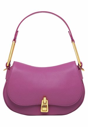 Sac à bandoulière en cuir violet avec rabat incurvé, fermoir doré et attaches de poignée sur fond blanc.